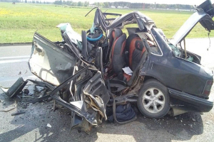 На трассе М1 в Ивацевичском районе Ford протаранил машину дорожников: водитель легкового авто погиб на месте