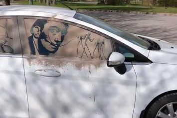 ВИДЕОФАКТ: норвежский художник превращает грязные автомобили в арт-объекты