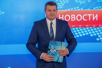 Ведущий «Новостей» и «Панорамы» Сергей Луговский в кадре и без галстука