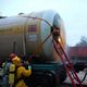 В 05.18 в МЧС от дежурного по железнодорожной станции «Осиповичи» поступило сообщение о том, что путевой обходчик обнаружил крупную утечку соляной кислоты