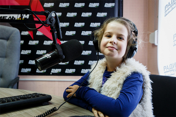 Вера ON AIR: как мы превратили простую школьницу в радиоведущую
