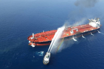 США направили в Оманский залив эсминец в связи с нападением на танкеры