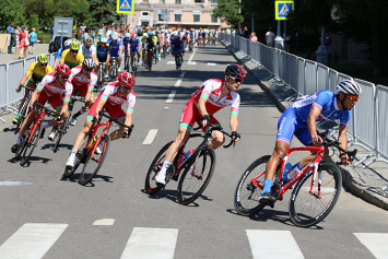 Участники мужской шоссейной велогонки II Европейских игр прошли четверть дистанции