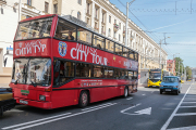 Красный автобус по городу мчит