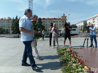 Третьего июля монумент Победы празднует 65-летие