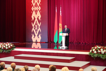 Лукашенко: мы не позволим переписать историю