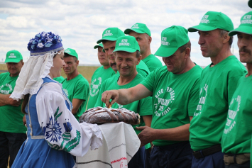 Традиционный праздник хлеборобов «Зажынкі» прошел в КСУП «Урицкое»