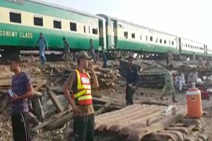 В Пакистане столкнулись пассажирский и грузовой поезда: погибли 11 человек