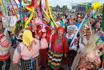 На юбилейный, десятый, фестиваль «Купалье» Александрия собрала на берегу Днепра почти 100 тысяч друзей