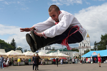 «Цыганочка» и «Краковяк». Турнир национальных танцев проходит на «Славянском базаре»