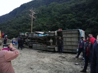 В Боливии автобус рухнул с обрыва — погибли 14 человек