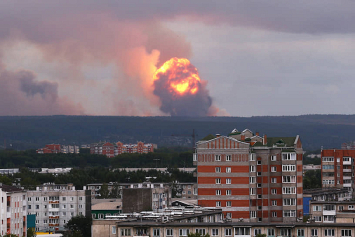 В Красноярском крае в результате взрывов боеприпасов на горящем складе погиб человек