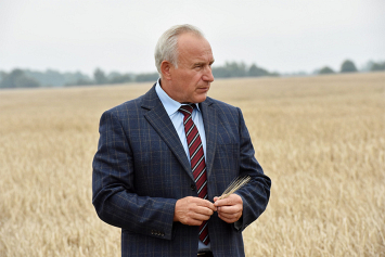 Лукашенко заслушал доклад губернатора Витебской области Николая Шерстнёва о ходе жатвы в регионе