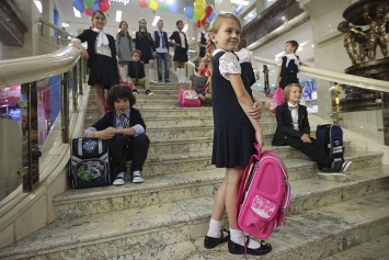 Наши репортеры в Москве и Минске получили задание: снарядить детей в школу. Семейной заначки как не бывало...
