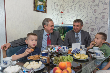 Помощник Президента – инспектор по Гомельской области Юрий Шулейко посетил семью, в которой воспитываются два приемных брата