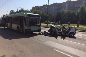 В Минске женщина на Volkswagen выехала на встречную и врезалась в троллейбус