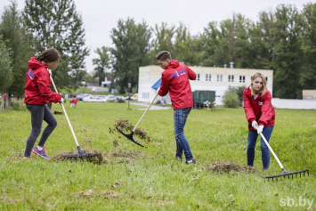 Волонтеры БРСМ провели трудовую акцию на территории мемориального комплекса «Тростенец»