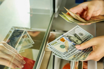 В текущем году белорусы продали валюты на 588 млн долларов больше, чем купили
