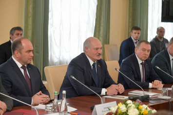 Лукашенко предложил Зеленскому создавать совместные предприятия и сотрудничать в ракетостроении