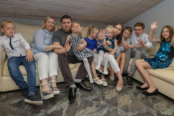 У финалиста республиканского конкурса «Семьи года» минской семьи Бычковских 8 детей