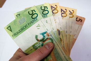 Биржа: 24 октября белорусский рубль ослаб к трем основным валютам
