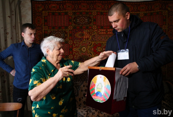 «Гражданская позиция не зависит от возраста». Пожилым гомельчанам помогают голосовать по месту жительства