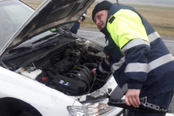 В Калинковичском районе милиционеры пришли на помощь семье с ребенком, у которой сломался автомобиль