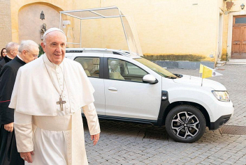 Скромность понтифика: новым автомобилем Папы Римского стал Renault Duster
