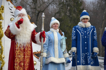  К белорусскому Деду Морозу приехала родня, а российский еще не дома