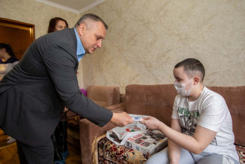 Олимпийский чемпион, депутат Палаты представителей Александр Масейков посетил опекунскую семью
