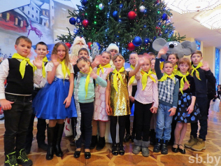 В Витебске новогодний благотворительный праздник собрал 950 детей со всей области