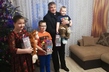 Депутат Палаты представителей Александр Маркевич посетил многодетную семью Высоцких из Ошмянского района