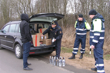 Около 120 тонн фальсификата за год: мы поучаствовали в задержании одной из партий контрафактного алкоголя в белорусско-российском приграничье
