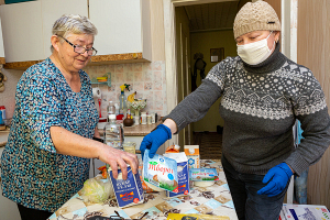 Как соцслужба помогает пожилым людям с доставкой продуктов и лекарств: репортаж