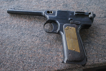 Уникальный пистолет конструкции Воеводина в музей передал Пантелеймон Пономаренко: вероятно, редкий экземпляр этого оружия он получил одновременно с присвоением ему в 1943 году звания генерал-лейтенанта
