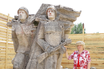 Брестчанка скупает в Польше снесенные там памятники красноармейцам, чтобы создать Аллею памяти