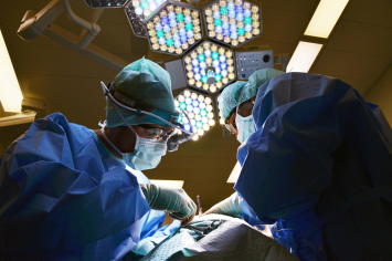 Российские хирурги извлекли у женщины опухоль с зубами и волосами эмбриона внутри