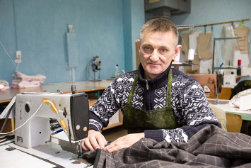 Житель Мстиславля Павел Поиков никогда не покупал курток – он их шьет сам, и не только себе