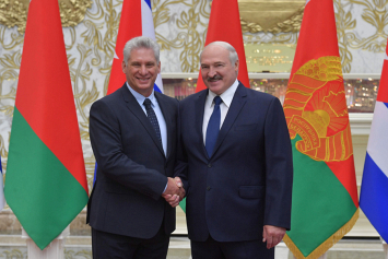 Лукашенко поздравил Президента Кубы с 60-летием