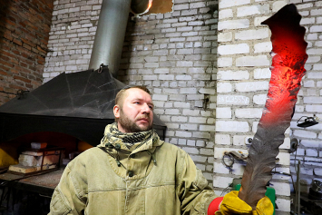 Ремесленник из Борисовского района получил госсубсидию на открытие кузнечной мастерской и кует увлекательные металлические изделия