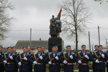 В канун 75-летия Победы в Татарке Осиповичского района состоялось возложение венков к обелиску героев войны