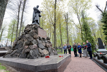 Руководители и сотрудники творческих вузов страны возложили цветы к памятнику Неизвестного Солдата на Военном кладбище
