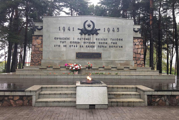 Представители профсоюзов возложили цветы к мемориальному комплексу "Масюковщина"