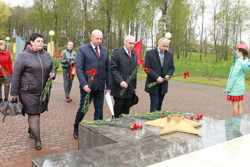 В Дятлово, Лиде и Щучине прошли торжественные церемонии возложения цветов к мемориалам павших воинов и жертв ВОВ