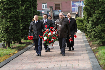 Представители Минэнерго в канун Дня Победы возложили цветы на Военном кладбище Минска