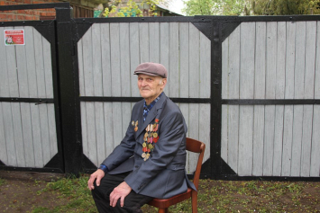 Столетнему ветерану в Речицком районе спели песни Победы