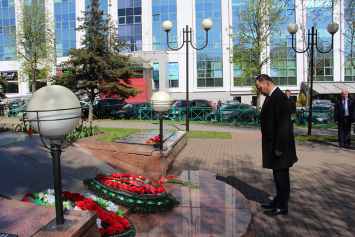 Председатель Госкомвоенпрома и руководители предприятий возложили цветы к воинским захоронениям 