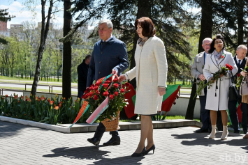 Кочанова и Андрейченко возложили цветы к мемориальному комплексу "Масюковщина" в Минске
