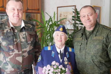 Военнослужащие ВВС и войск ПВО лично поздравили 95-летнего ветерана ВОВ