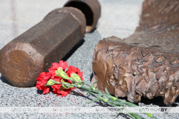 Глава МВД возложил цветы к памятнику погибшим солдатам в Минском районе